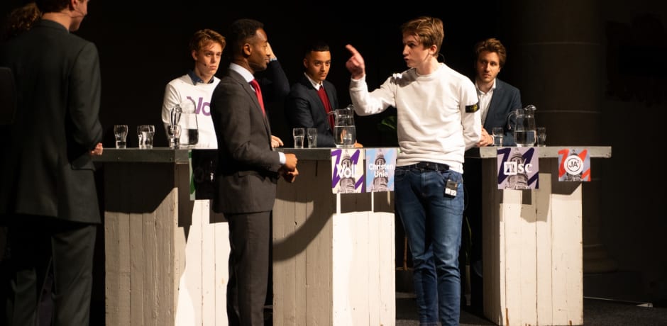 JA21 member Huub Rijpert opposite MP Habtamu de Hoop of PvdA-GroenLinks.